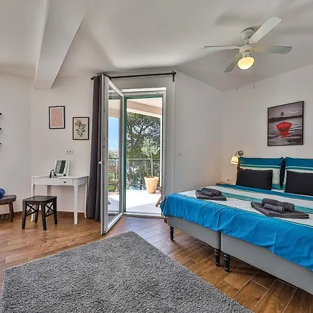 Villa Luxury - By The Sea, Summer Kitchen, Hot Tub, Sup, Boat, 5 Rooms, Wifi, Parking - Trogir *