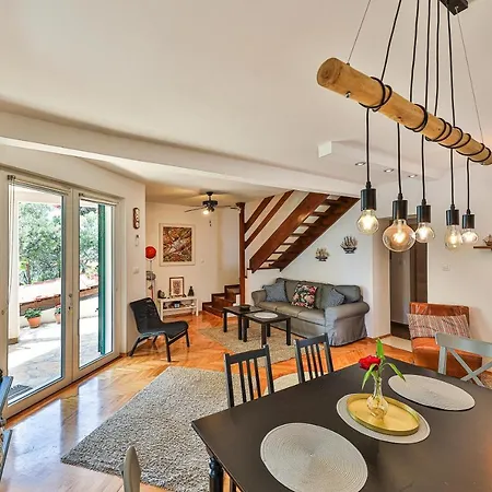Luxury - By The Sea, Summer Kitchen, Hot Tub, Sup, Boat, 5 Rooms, Wifi, Parking - Trogir *