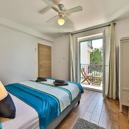 Luxury - By The Sea, Summer Kitchen, Hot Tub, Sup, Boat, 5 Rooms, Wifi, Parking - Trogir Villa Okrug Gornji
