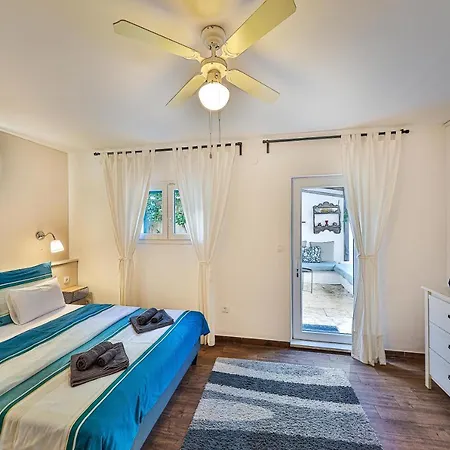Luxury - By The Sea, Summer Kitchen, Hot Tub, Sup, Boat, 5 Rooms, Wifi, Parking - Trogir Villa *
