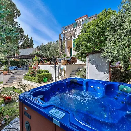 Luxury - By The Sea, Summer Kitchen, Hot Tub, Sup, Boat, 5 Rooms, Wifi, Parking - Trogir *