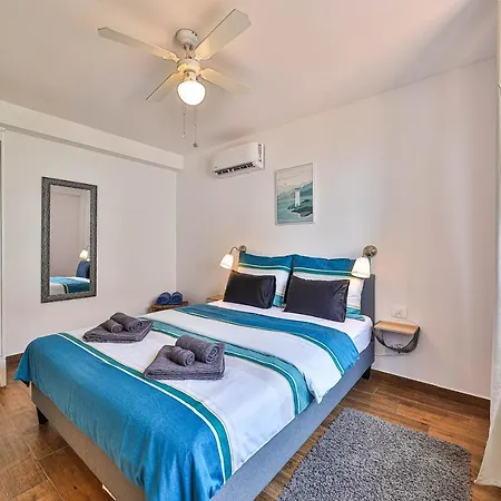 Luxury - By The Sea, Summer Kitchen, Hot Tub, Sup, Boat, 5 Rooms, Wifi, Parking - Trogir Villa