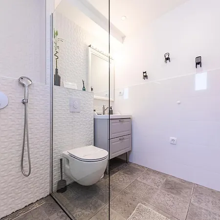 Villa Luxury - By The Sea, Summer Kitchen, Hot Tub, Sup, Boat, 5 Rooms, Wifi, Parking - Trogir *