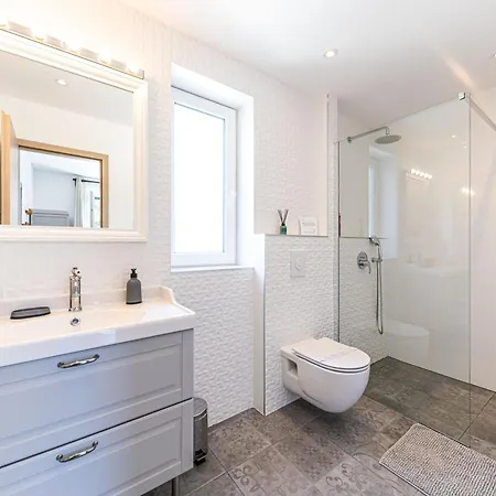 Villa Luxury - By The Sea, Summer Kitchen, Hot Tub, Sup, Boat, 5 Rooms, Wifi, Parking - Trogir *